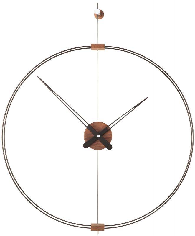 Nahaufnahme der modernen Mini Barcelona Wanduhr von Nomon mit Holzdetails.